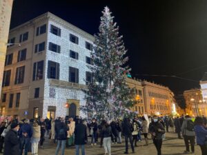 Scopri di più sull'articolo Natale 2021: piazza De Ferrari s’illumina con l’accensione dell’albero e delle facciate dei palazzi